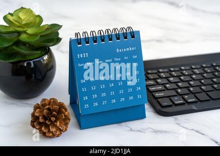 Dezember 2022 Tischkalender auf dem Schreibtisch Stockfoto