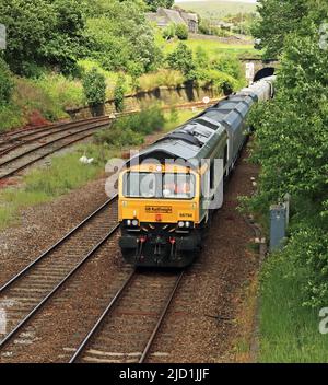 Die GBRF-Diesellokomotive 66794 fährt an der Kreuzung Hall Royd vorbei und verlässt den Millwood-Tunnel östlich von Todmorden mit seinem Zug aus Bauaggregaten. Stockfoto