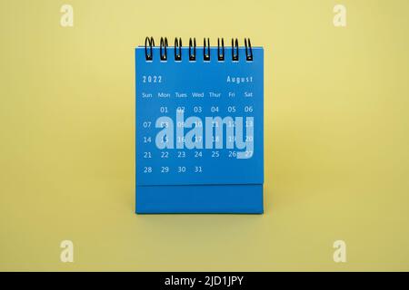 Tischkalender August 2022 auf gelbem Hintergrund Stockfoto