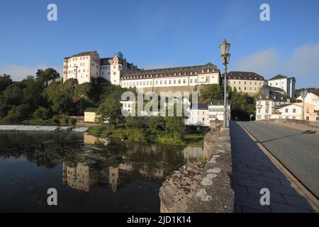 Renaissance-Schlossanlage und Steinbrücke über die Lahn in Weilburg, Weilburg, Taunus, Hessen, Deutschland Stockfoto