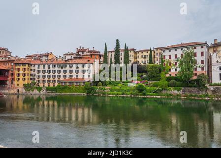 Blick auf den Fluss Brenta in Bassano del Grappa, Vicenza, Venetien, Italien, Europa Stockfoto