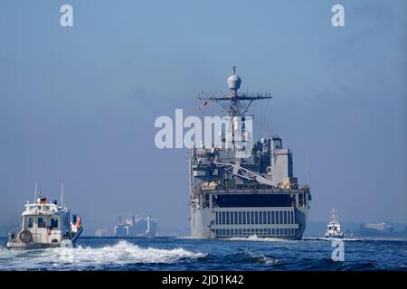 17. Juni 2022, Schleswig-Holstein, Kiel: Das US-Hafenlandschiff „USS Gunston Hall“ gelangt nach dem Baltic Operations (BALTOPS)-Manöver auf der Ostsee in die Kieler Förde. Seit Juni 5 haben 45 Schiffe und Boote, 75 Flugzeuge und rund 7.000 Truppen aus 14 NATO-Ländern sowie Finnland und Schweden an der Übung teilgenommen, so die Marine. Das von der US-Marine angeführte Manöver wird seit 1972 jährlich abgehalten, dieses Jahr zum 51.. Mal. Foto: Marcus Brandt/dpa Stockfoto