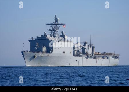 17. Juni 2022, Schleswig-Holstein, Kiel: Das US-Hafenlandschiff „USS Gunston Hall“ gelangt nach dem Baltic Operations (BALTOPS)-Manöver auf der Ostsee in die Kieler Förde. Seit Juni 5 haben 45 Schiffe und Boote, 75 Flugzeuge und rund 7.000 Truppen aus 14 NATO-Ländern sowie Finnland und Schweden an der Übung teilgenommen, so die Marine. Das von der US-Marine angeführte Manöver wird seit 1972 jährlich abgehalten, dieses Jahr zum 51.. Mal. Foto: Marcus Brandt/dpa Stockfoto