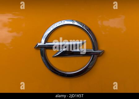 Automobillogo der Firma Opel, Bayern, Deutschland Stockfoto