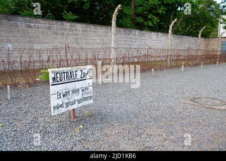 Neutrale Zone, Stacheldraht, elektrischer Zaun, Lagergrenze, Todesstreifen, gedenkstätte, KZ Sachsenhausen, Oranienburg bei Berlin Stockfoto