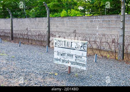 Neutrale Zone, Stacheldraht, elektrischer Zaun, Lagergrenze, Todesstreifen, gedenkstätte, KZ Sachsenhausen, Oranienburg bei Berlin Stockfoto