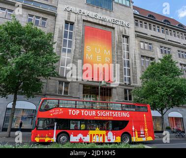 Sightseeing-Bus vor dem Eingang zum KaDeWe, Tauentzienstraße, Schöneberg, Berlin, Deutschland Stockfoto