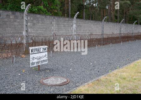 Neutrale Zone, Stacheldraht, elektrischer Zaun, Lagergrenze, Todesstreifen, gedenkstätte, KZ Sachsenhausen, Oranienburg bei Berlin Stockfoto