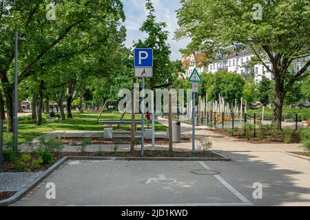 Behindertenparkplätze in einem Park am Oliver Platz, Berlin, Deutschland Stockfoto