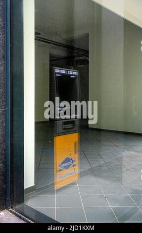 Euronet-Geldautomat am Kurfürstendamm spiegelt sich in einem Schaufenster wider, Berlin, Deutschland Stockfoto