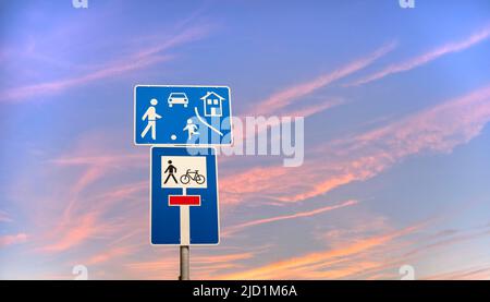 Beschilderung spielen Gasse, Sackgasse, Fußgänger und Radfahrer frei, München, Bayern Stockfoto