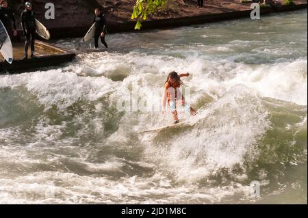 Surfer im Eisbach, einem Münchener Stadtstrom, gespeist von der Isar. Die Eisbachwelle ist international bekannt und ziemlich gefährlich. München, Bayern, Deutschland Stockfoto