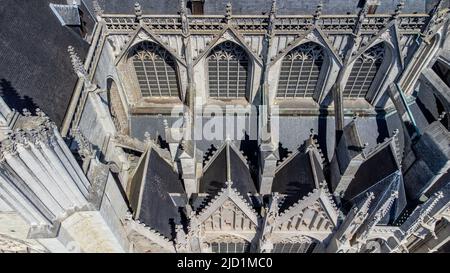 MECHELEN, Malines, Antwerpen, BELGIEN, Mai 16, 2022, Detail der Turmfassade und des Daches der St. Rumbold-Kathedrale von Süden von oben gesehen, Luftdrohnenansicht, in Mechelen, Belgien. . Hochwertige Fotos Stockfoto