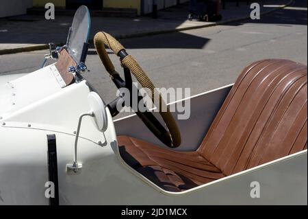 Detail mit Lenkrad, Vintage Opel P4 Cabriolet, Allgäu, Bayern, Deutschland Stockfoto