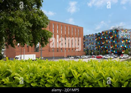 Smithfield One und Two Buildings Honeycombed geformte mehrfarbige Glasfenster sind Teil des regenerierten Geschäftsviertels Stockfoto