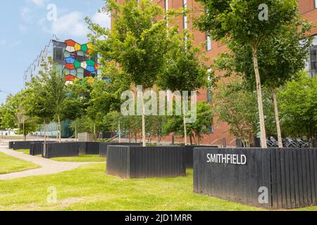 Smithfield One und Two Buildings Honeycombed geformte mehrfarbige Glasfenster sind Teil des regenerierten Geschäftsviertels Stockfoto