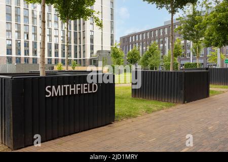 Smithfield One und Two Buildings Honeycombed geformte mehrfarbige Glasfenster sind Teil des regenerierten Geschäftsviertels Stockfoto