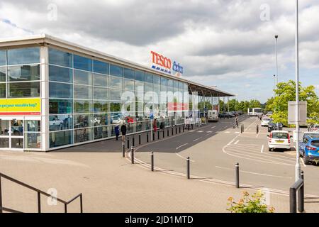 Der riesige, große Tesco Extra Store am Rande des Stadtzentrums von Hanley, Ansicht links oben Stockfoto