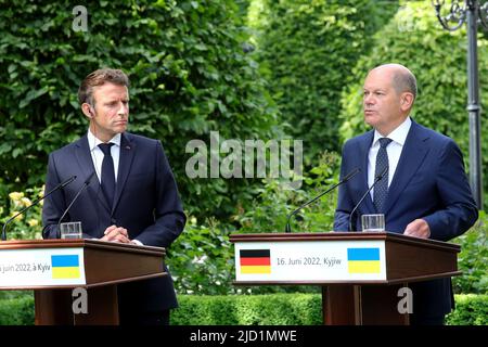 Nicht exklusiv: KIEW, UKRAINE - 16. JUNI 2022 - Präsident der Französischen Republik Emmanuel Macron und Bundeskanzler der Bundesrepublik Deutschland Olaf Stockfoto