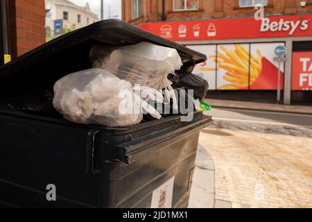 plastikmüll überfüllt mit Tüten Handelsmüll Hanley Stadtzentrum Staffordshire Stockfoto