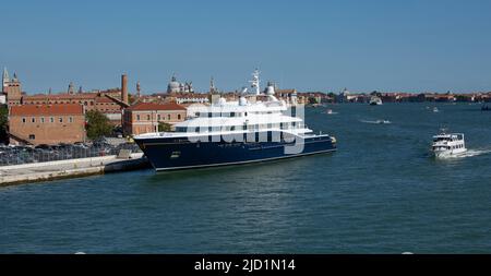 Venedig – Italien, September 20 2015 Hochgeschwindigkeitswassermotorboot, das am Canal Grande in Venedig vorbeifährt Stockfoto