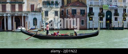 Venedig – Italien, September 20 2015 Paar, das eine romantische Fahrt auf einem venezianischen Kanal in einer Gondel macht Stockfoto