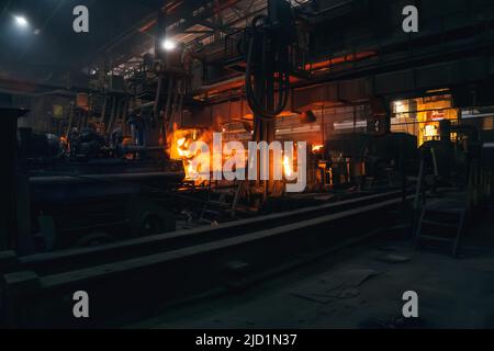 Stahlmühle für Eisenrohre oder Rohre für die Wassergewinnung. Metallurgie Gießerei Fabrik Innenraum. Stockfoto