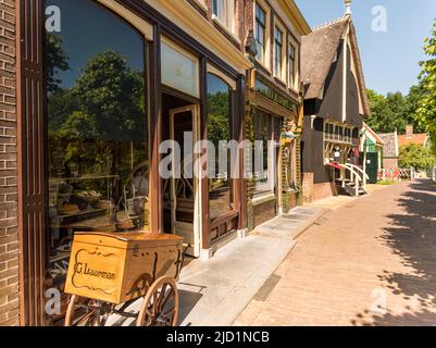 Enkhuizen, Niederlande. Altmodisches Transportmittel aus dem letzten Jahrhundert im Zuiderzee-Museum in Enkhuizen. Hochwertige Fotos Stockfoto