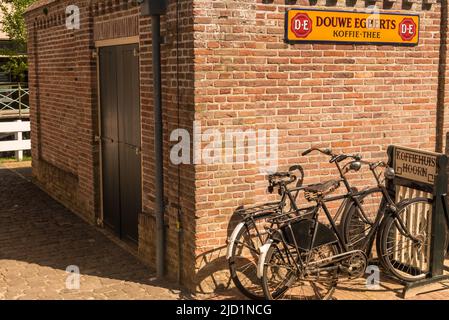 Enkhuizen, Niederlande. Altmodisches Transportmittel aus dem letzten Jahrhundert im Zuiderzee-Museum in Enkhuizen. Hochwertige Fotos Stockfoto