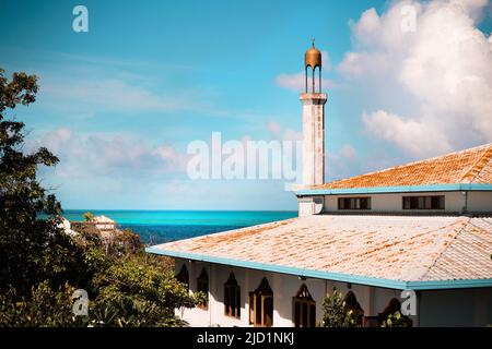 Blick auf die Moschee auf der verlassenen Insel kandholhudhoo auf den Malediven Stockfoto