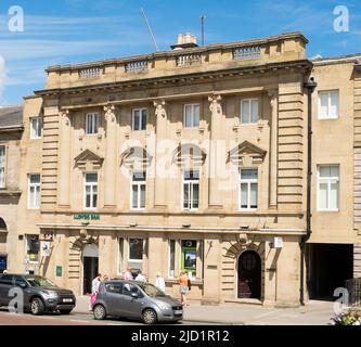 Das börsennotierte Lloyds Bank-Gebäude am Bondgate in Alnwick, Northumberland, England, Großbritannien Stockfoto