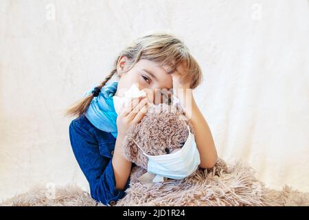 Krankes Mädchen. Verschreiben Sie eine Behandlung. Selektiver Fokus. Stockfoto