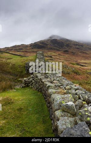 Die Außenwand des Hardknott Roman Fort unterhalb des Grenzendgipfels im Lake District National Park, Cumbria, England. Stockfoto