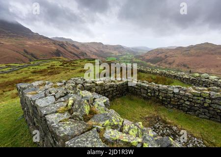 Hardknott Roman Fort und Eskdale Valley im Lake District National Park, Cumbria, England. Stockfoto