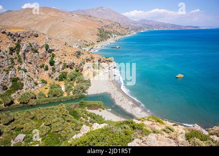 Malerischer Preveli Strand auf Kreta, Griechenland, Europa. Sonniger Sommertag. Blaues Meer und Himmel. Tal von oben gesehen Aussichtspunkt. Palmenwald, riv Stockfoto