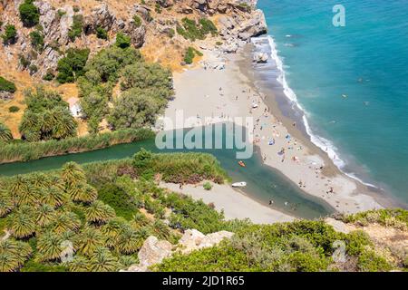 Malerischer Preveli Strand auf Kreta, Griechenland, Europa. Sonniger Sommertag. Blaues Meer und Himmel. Tal von oben gesehen Aussichtspunkt. Palmenwald, riv Stockfoto