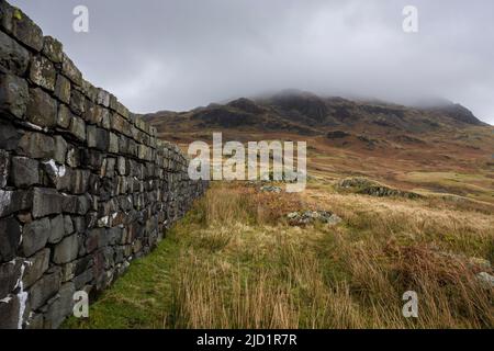 Die Außenwand des Hardknott Roman Fort unterhalb des Grenzendgipfels im Lake District National Park, Cumbria, England. Stockfoto