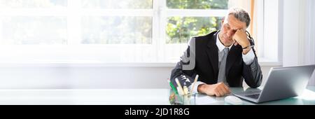Foto von Müde Reife Geschäftsmann schlafen im Büro Stockfoto