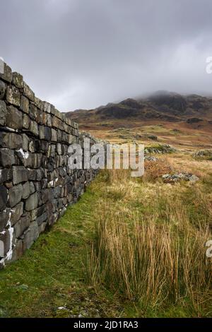 Die Außenwand des Hardknott Roman Fort unterhalb des Grenzendgipfels im Lake District National Park, Cumbria, England. Stockfoto