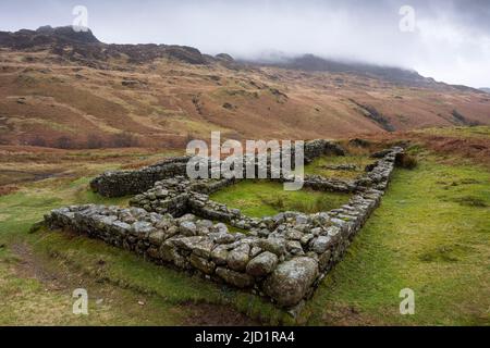 Das Badehaus im Hardknott Roman Fort unter Harder fiel im Lake District National Park, Cumbria, England. Stockfoto