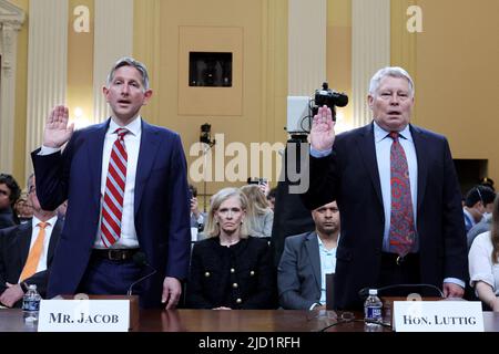 Der ehemalige Chefberater von Vizepräsident Mike Pence Greg Jacob (L) und der ehemalige Richter des US-Berufungsgerichts für den vierten Bundeskreis, J. Michael Luttig (R), sind vereidigt, während einer öffentlichen Anhörung des House Select Committee zur Untersuchung des Angriffs auf das US-Kapitol vom 6.. Januar auszusagen, Auf dem Capitol Hill in Washington, DC, USA, 16. Juni 2022. Es wird erwartet, dass der Ausschuss mindestens sechs öffentliche Anhörungen abhalten wird. Foto von Michael Reynolds/Pool/ABACAPRESS.COM Stockfoto