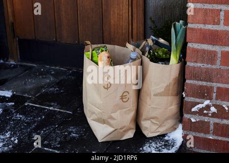Papiertüten voller Lebensmittel Stockfoto