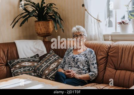 Ältere Frau auf sofa Stockfoto