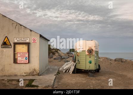 Red Strand, Cork, Irland. 15.. Juni 2022. Am Strand von Red Strand, Co. Cork, Irland, befindet sich eine umgebaute Pferdekiste, die jetzt als Café fungiert. - Bild Stockfoto