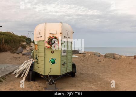 Red Strand, Cork, Irland. 15.. Juni 2022. Am Strand von Red Strand, Co. Cork, Irland, befindet sich eine umgebaute Pferdekiste, die jetzt als Café fungiert. - Bild Stockfoto