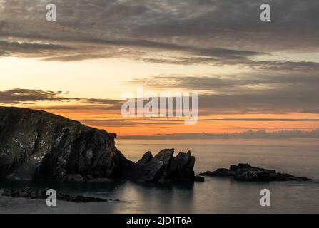 Galley Head, Cork, Irland. 15.. Juni 2022. Eine Felsformation an der Küste, die sich gegen das Morgenlicht am Galley Head, Co. Cork, Irland, stellt. - Bild David Cr Stockfoto