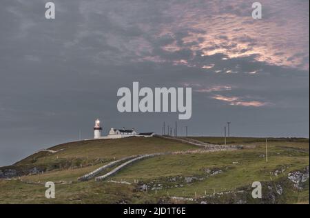 Galley Head, Cork, Irland. 15.. Juni 2022. Wolken, die von einem vollen Erdbeermond über dem Galey Head Lighthouse in West Cork, Irland, beleuchtet werden. - Bild Stockfoto
