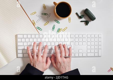 Die Hände der Frau mit dem Laptop Stockfoto