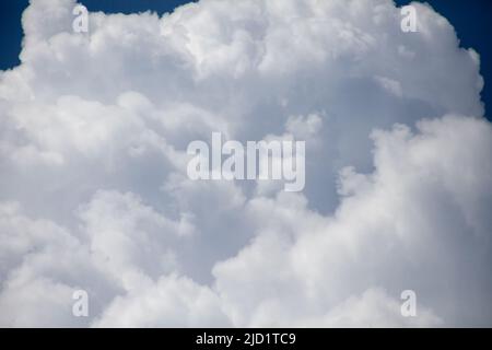 Textur von weißen dicken Wolken. Nahaufnahme Stockfoto