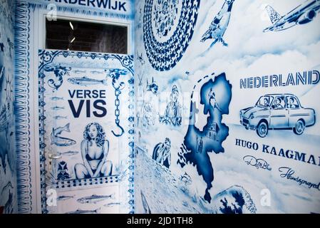 Enkhuizen, Niederlande, Juni 2022.ein Innenraum aus Delfter blauer Tapete im Freilichtmuseum in Enkhuizen. Hochwertige Fotos. Selektiver Fokus. Stockfoto